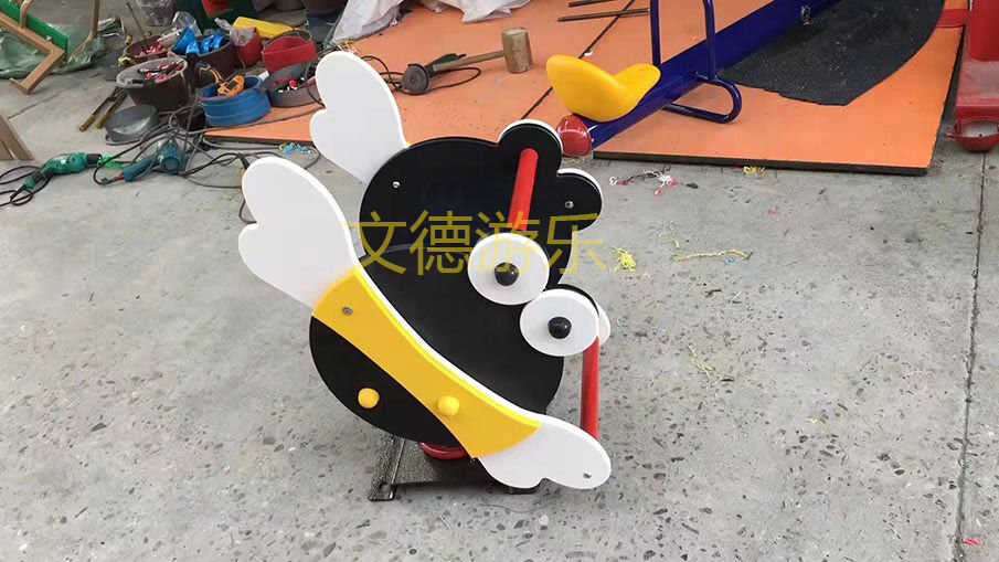 兒童設(shè)施搖搖樂實(shí)物圖
