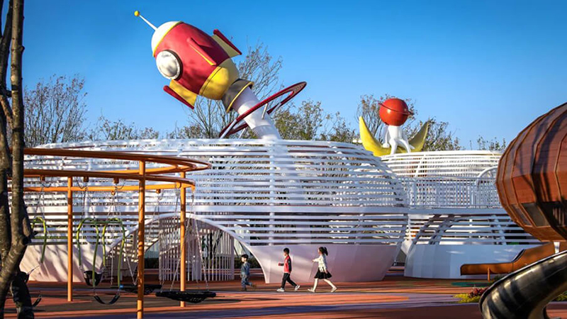 星際探索主題兒童樂園的火箭元素