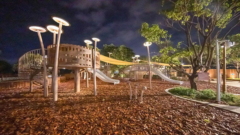 自然生態探索主題兒童樂園夜景圖